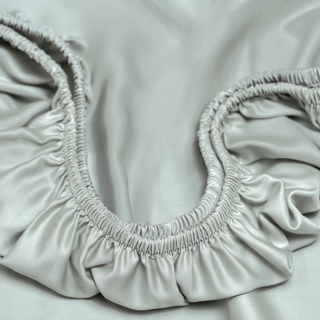 Hoeslaken Satijn Grijsgroen (180×200×5–8) / Coco & Cici