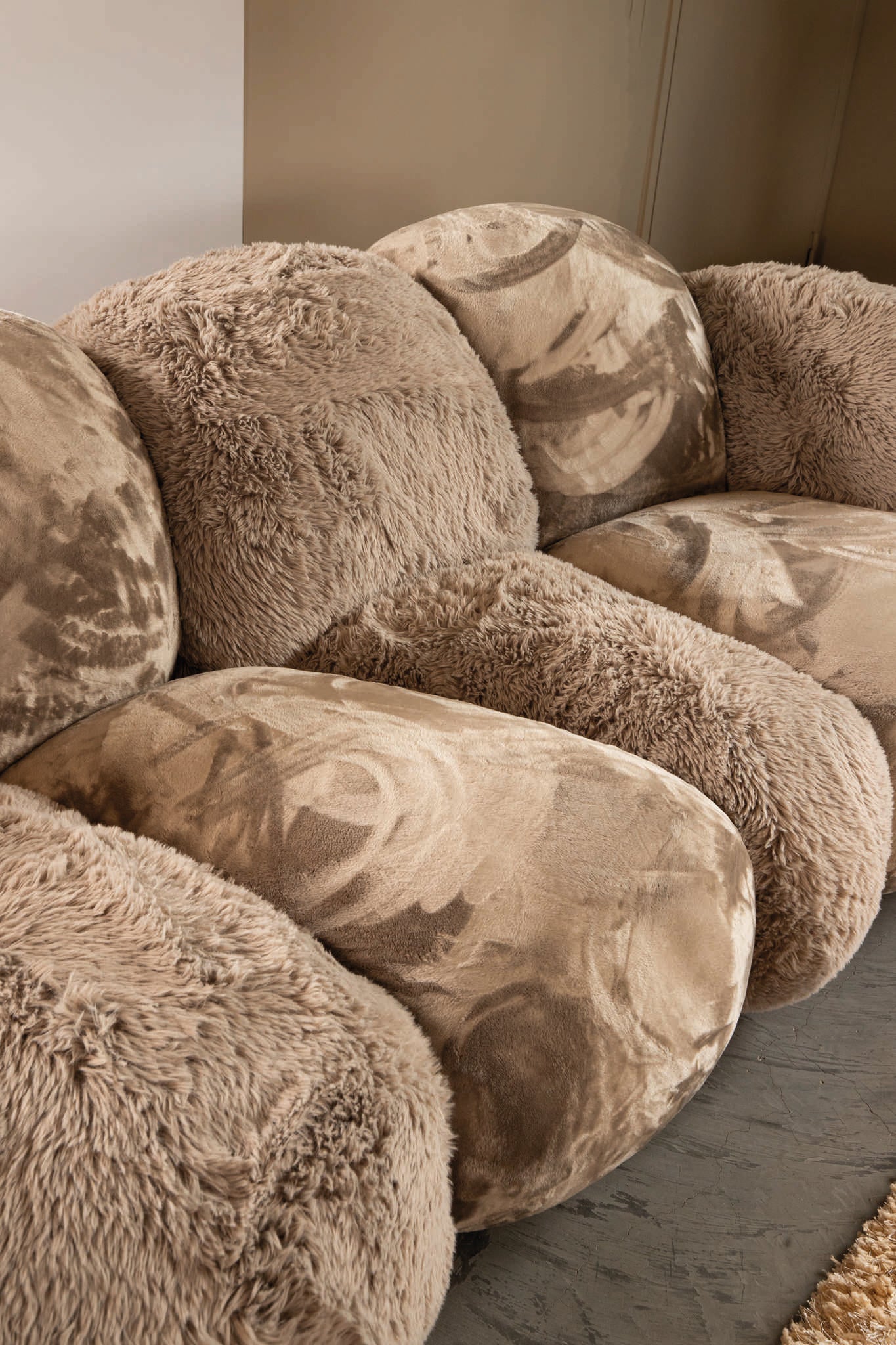 Lush Taupe - Gebogen Designbank met Luxe Textuur - PTMD