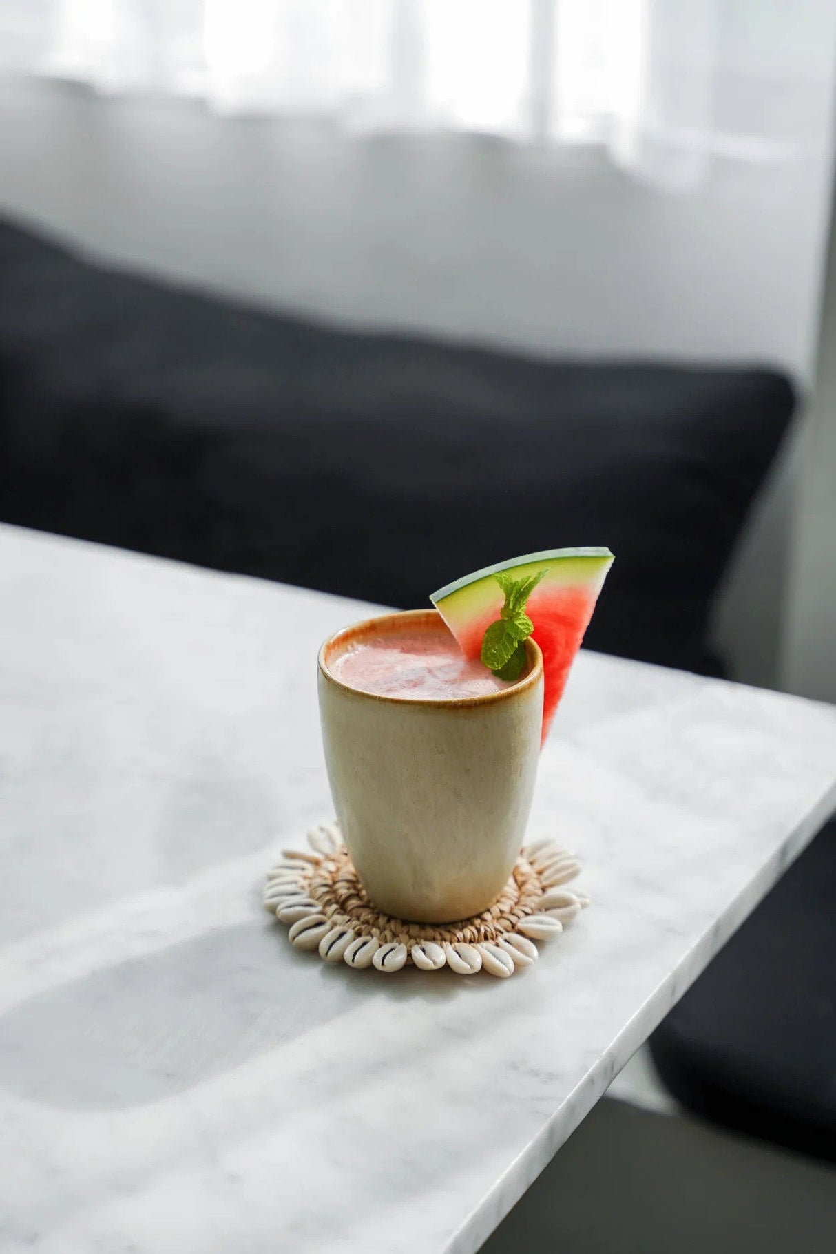 Raffia Onderzetter met Schelpen (12x12x1) / Bazar Bizar