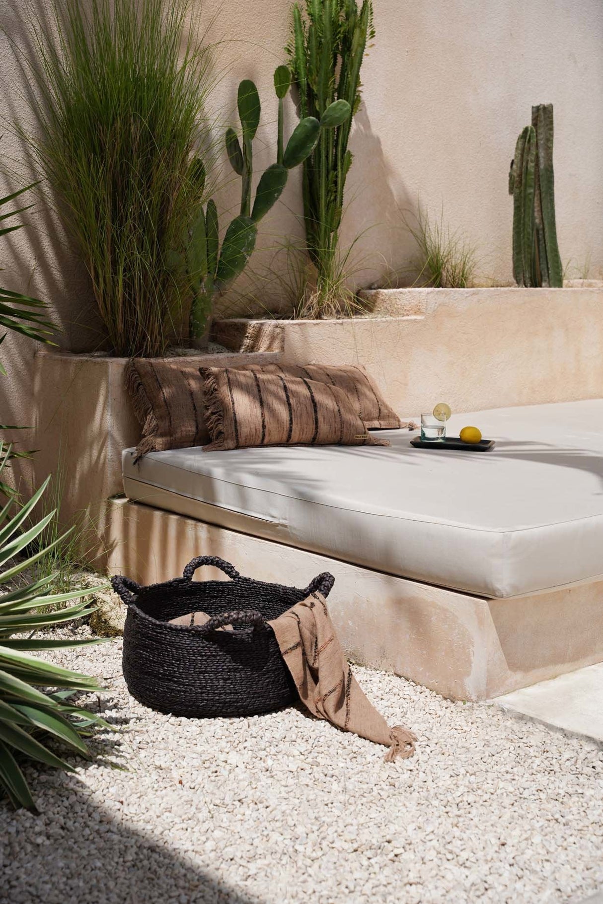 Les Quatre Mains Mand (L) / Bazar Bizar