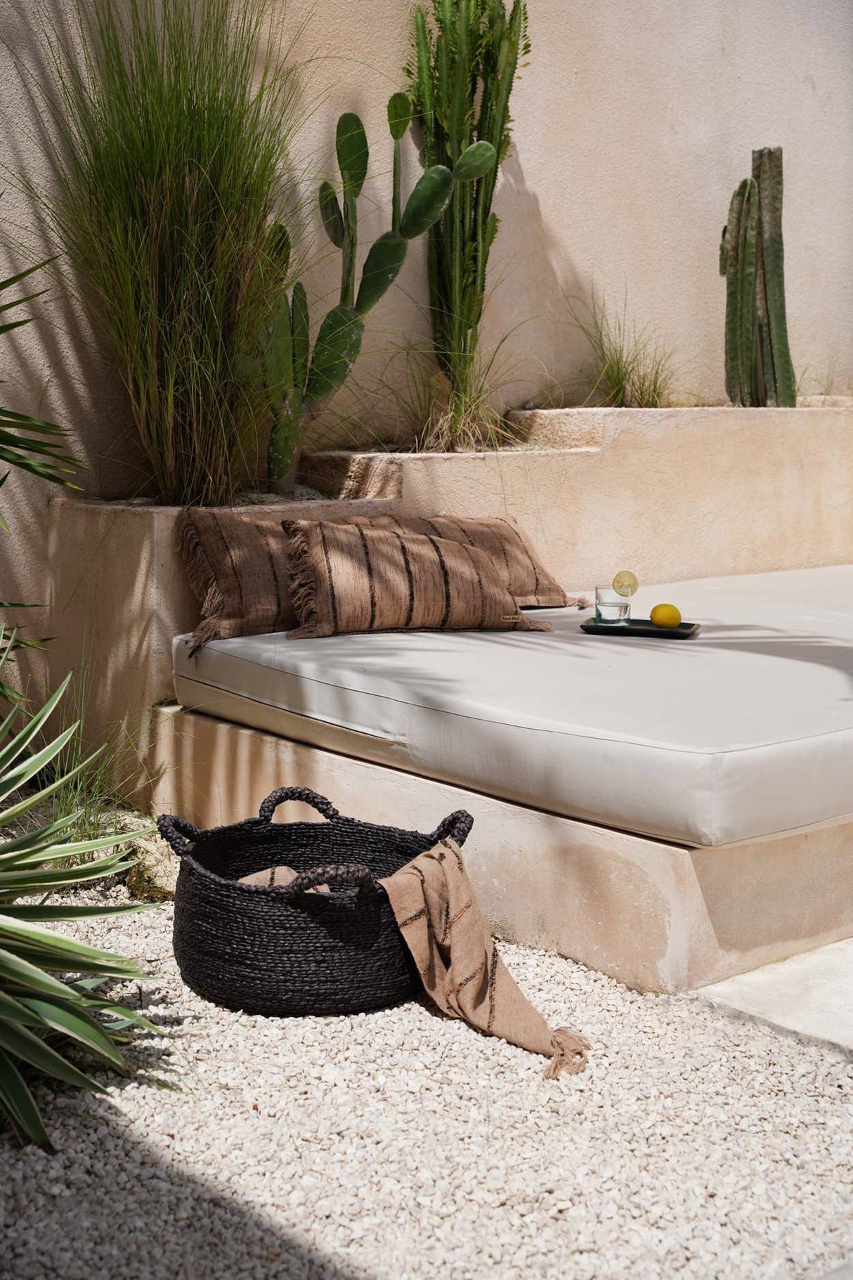 Oh My Gee Kussenhoes Beige Black (35×100) / Bazar Bizar