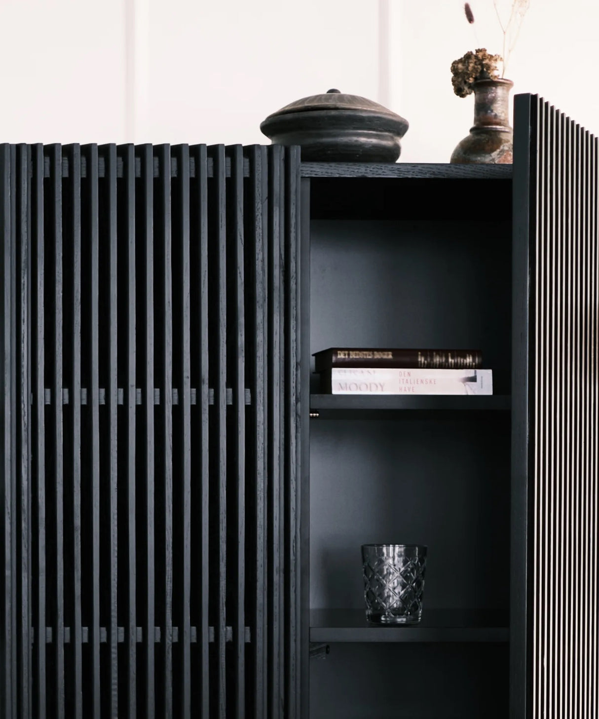 Louvre Kast – Black Oak / Njordec