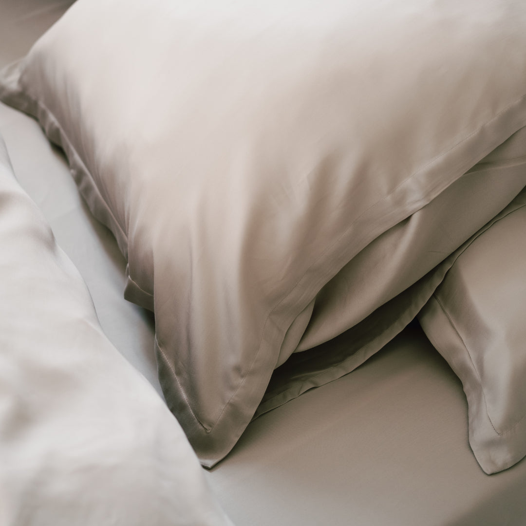 Kussensloop Satijn Warm Grijs (60×70) / Coco & Cici