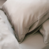 Kussensloop Satijn Warm Grijs (60×70) / Coco & Cici