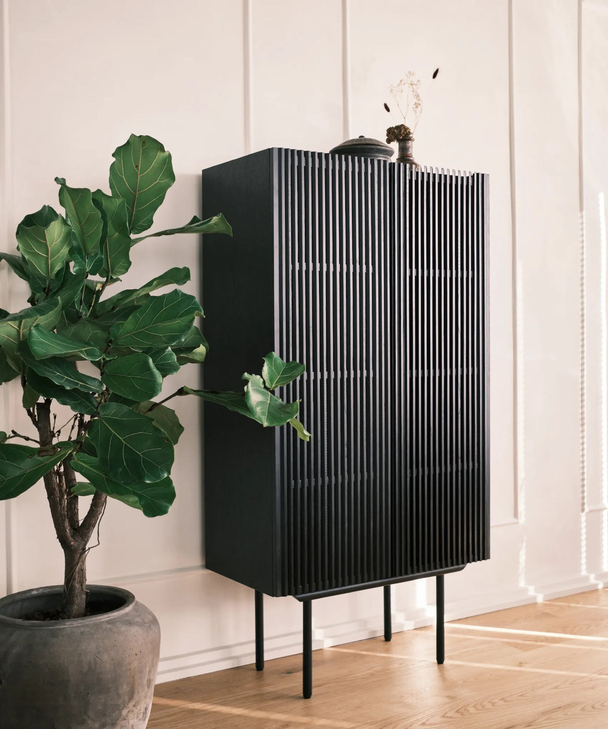 Louvre Kast – Black Oak / Njordec